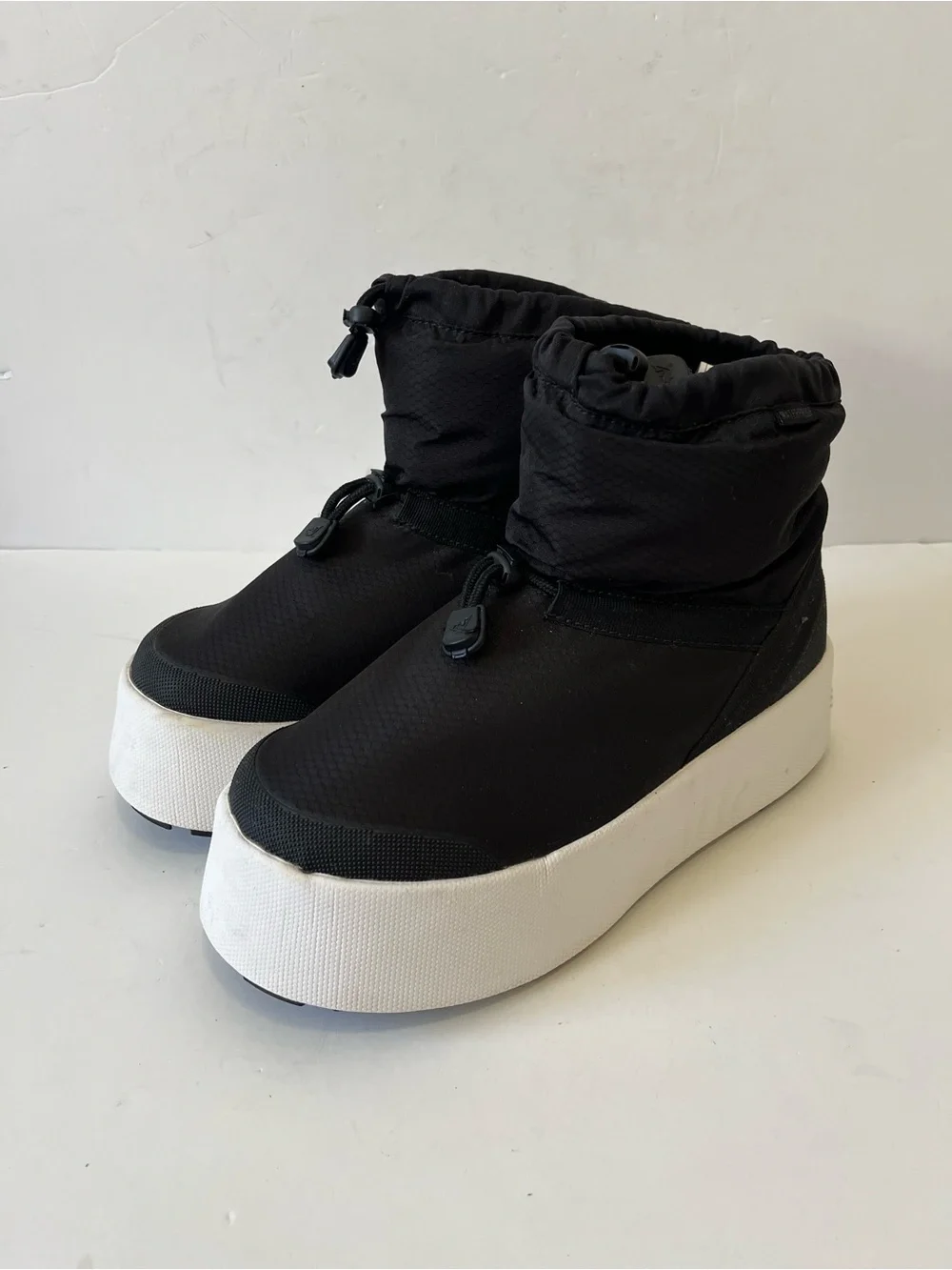 Baffin Tornio Black Puffer Waterproof Platform Boots Women's Size 9